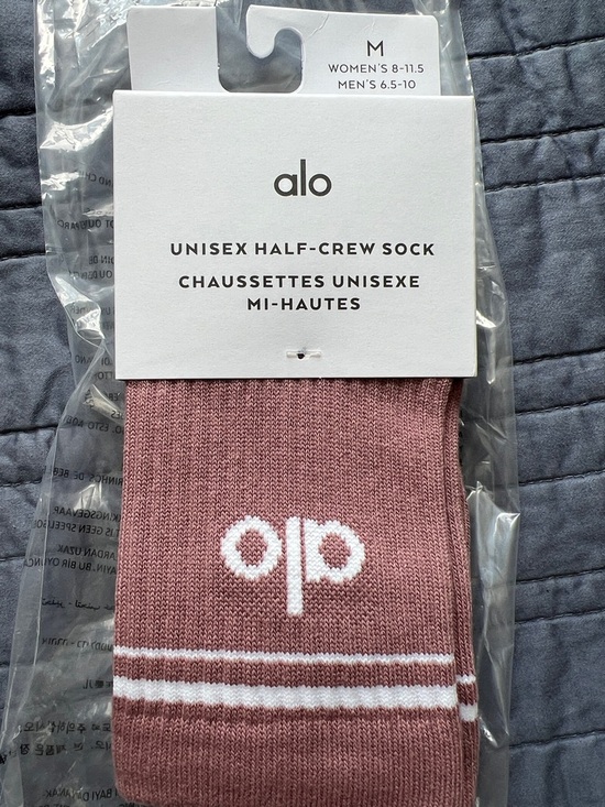 ALO Yoga Accessories - ALO Yoga Smoky Quartz Pink Unisex Half-Crew Socks Size Medium NWT